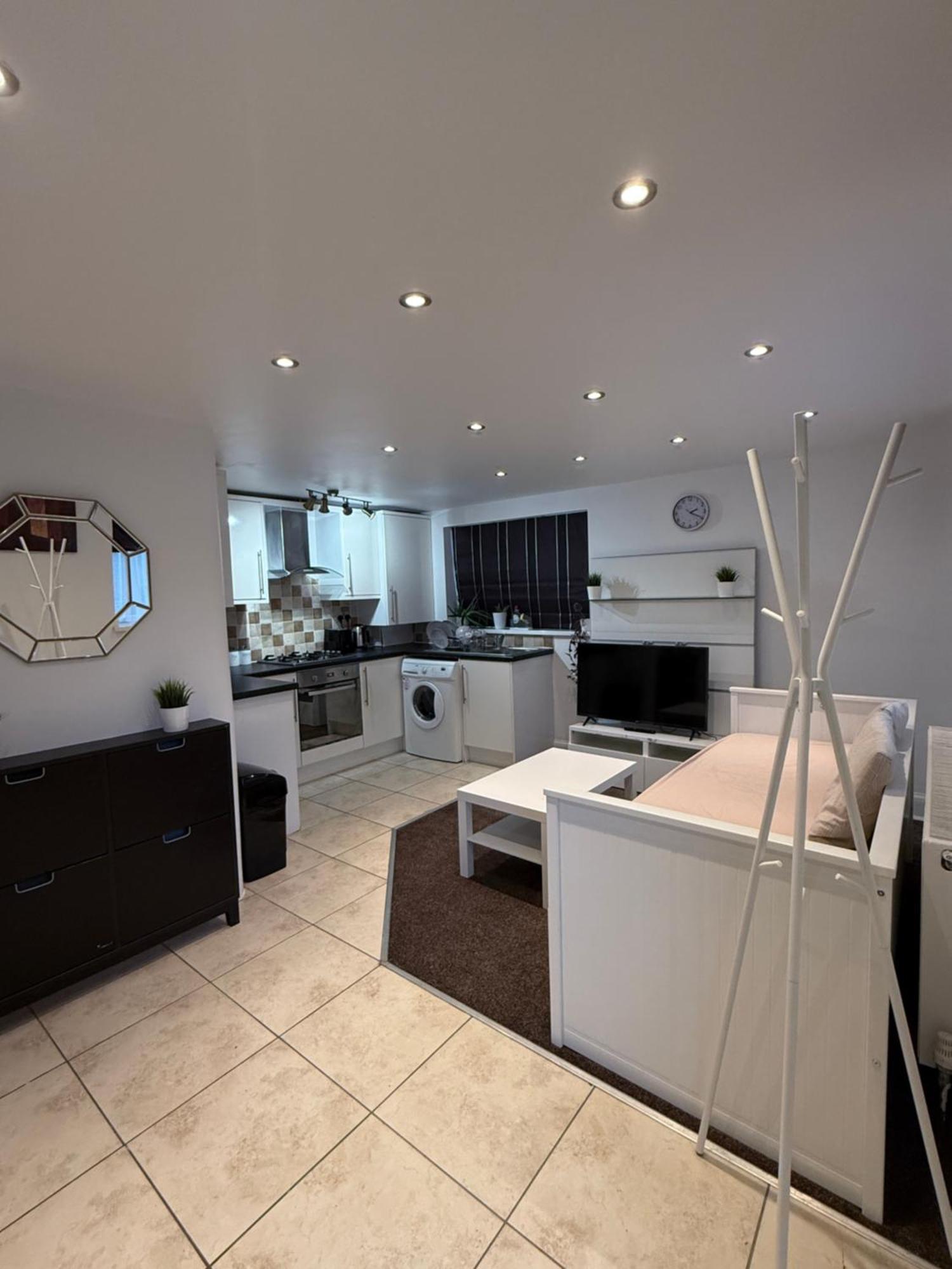 Cosy Guest Suite, West London Гаунслоу Екстер'єр фото